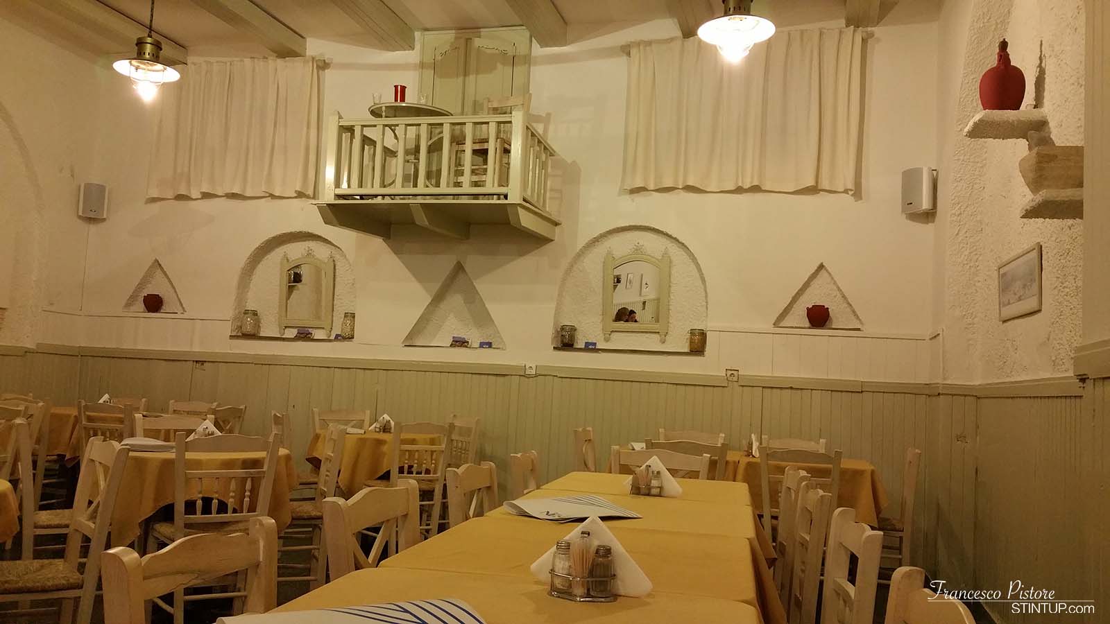 isola di Ios. L'interno del ristorante TheNest