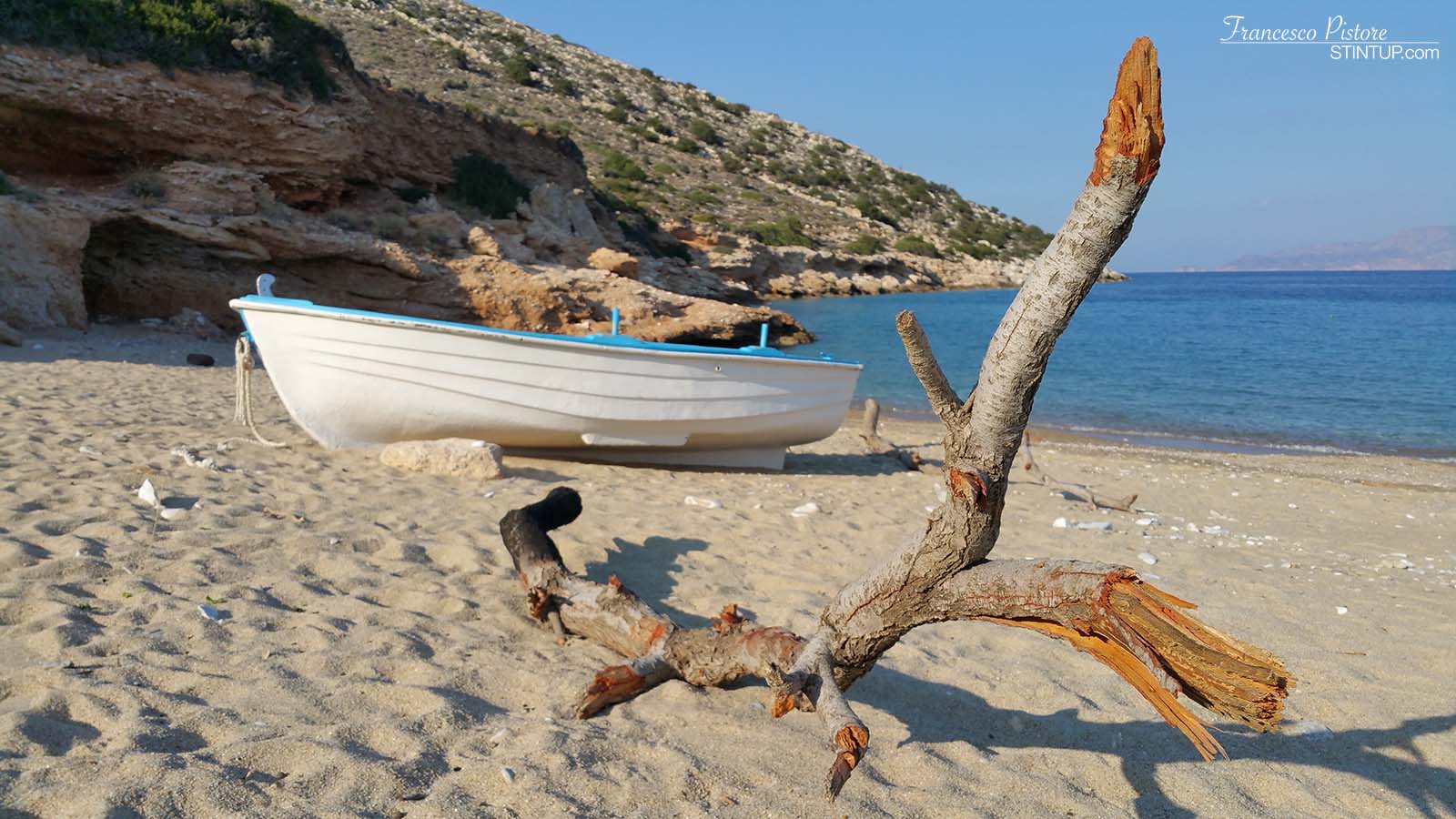 Barca e ramo sulla spiaggia di Ag. Theodoti