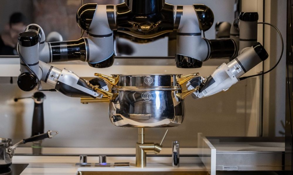 Il robot che cucina e lava costa 273.000 euro
